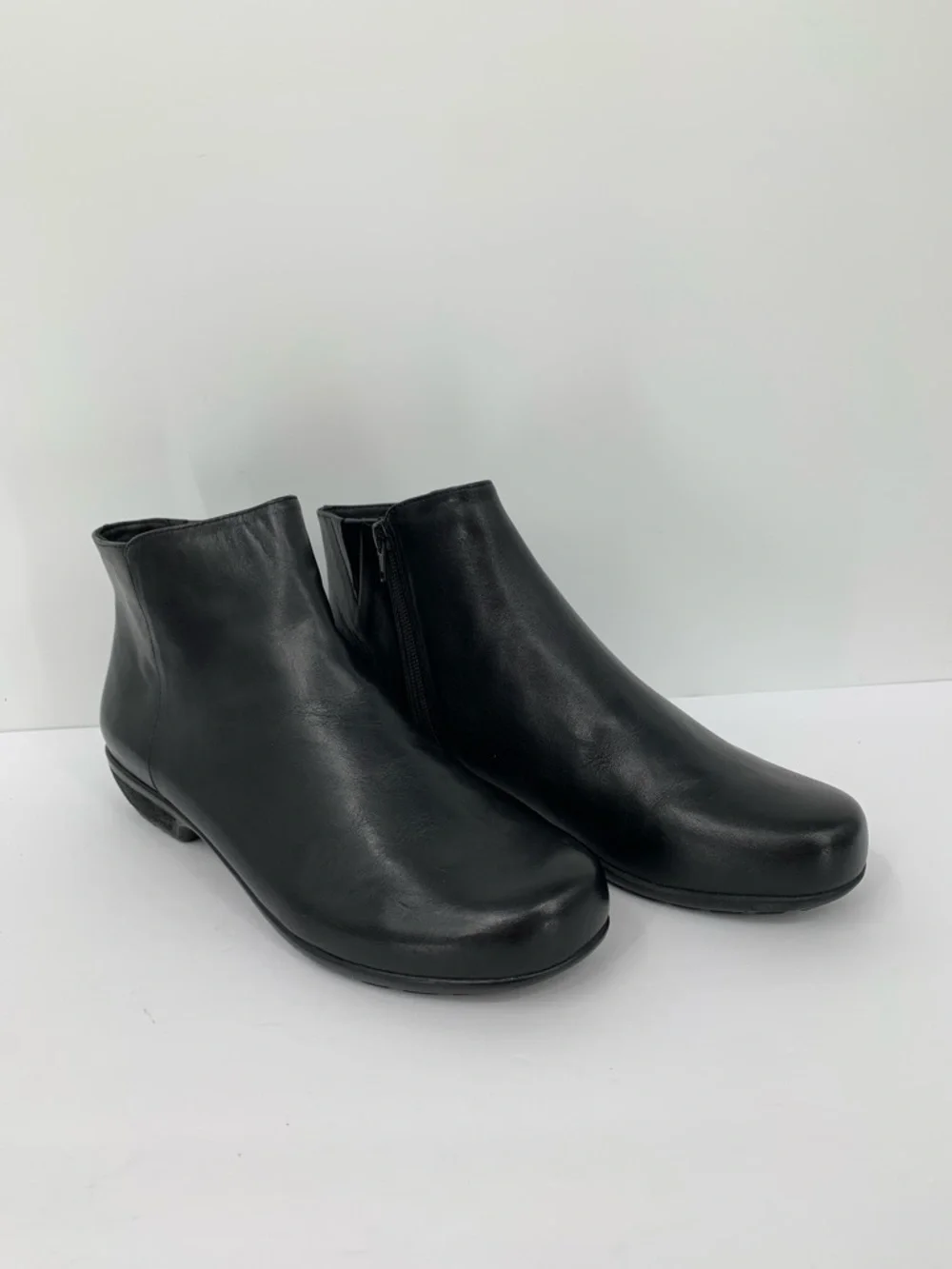 Ros Hommerson Ezra ankle boots black leather zipper shoe comfort women EUC 10.5